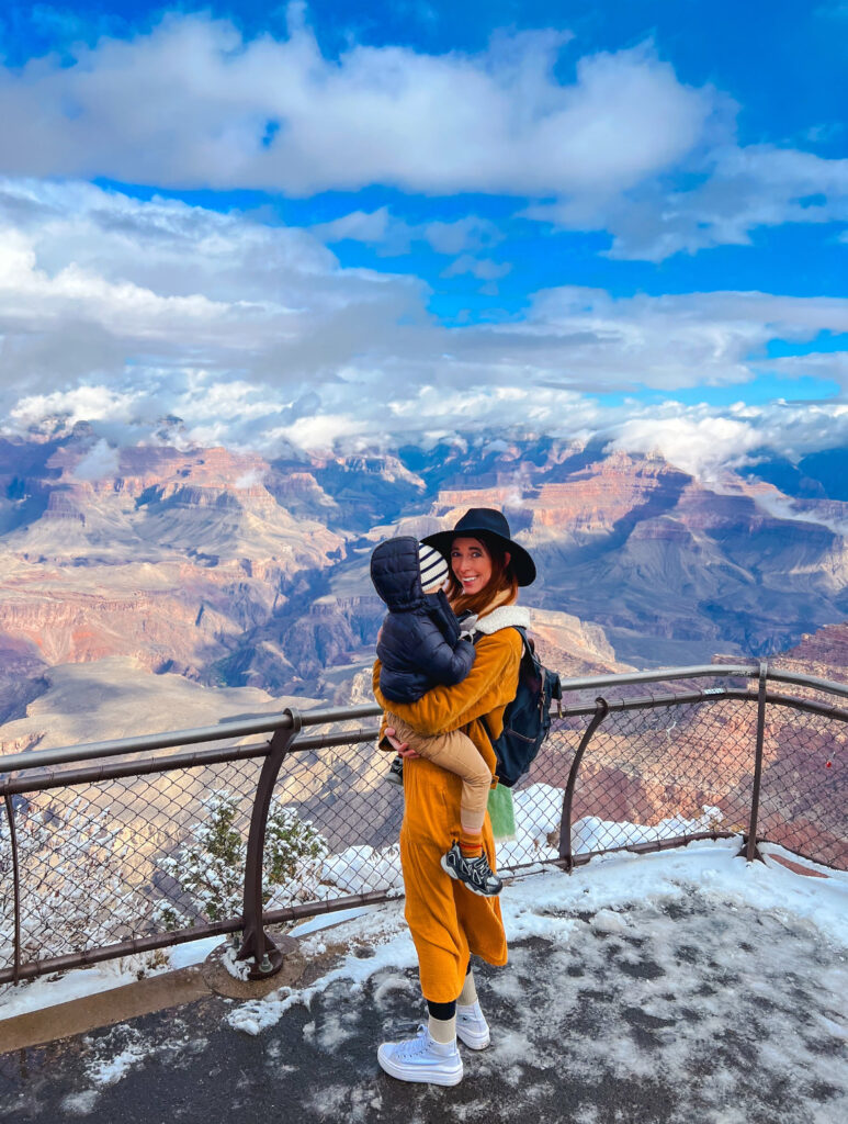 Mom and toddler look over the Grand Canyon 