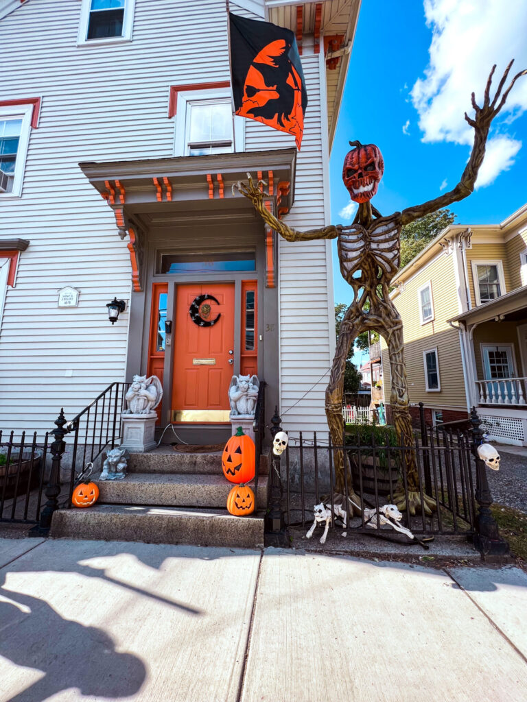 Halloween houses in Salem